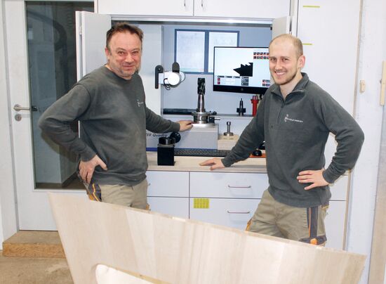 Andreas Weinzierl (left) and his team program all milling work individually.(photo: 3D-Holz Design)